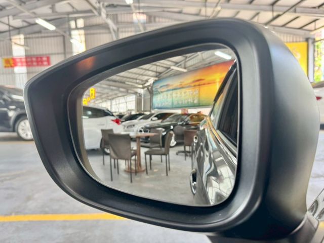 2018年MAZDA3✅抬頭顯示器✅倒車顯影✅恆溫空調✅循跡防滑✅盲點偵測✅駕駛座電動座椅  第15張相片