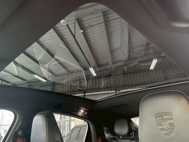 ✅跑車計時套件✅I KEY✅360環景✅全景天窗✅頭枕烙印✅红色安全带✅22寸鋁圈✅卡鉗選色✅四區恆溫  第12張相片