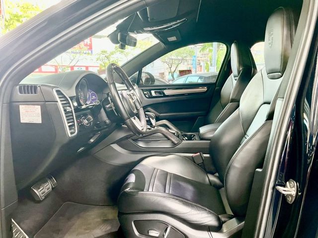 ✅跑車計時套件✅I KEY✅360環景✅全景天窗✅頭枕烙印✅红色安全带✅22寸鋁圈✅卡鉗選色✅四區恆溫  第13張相片