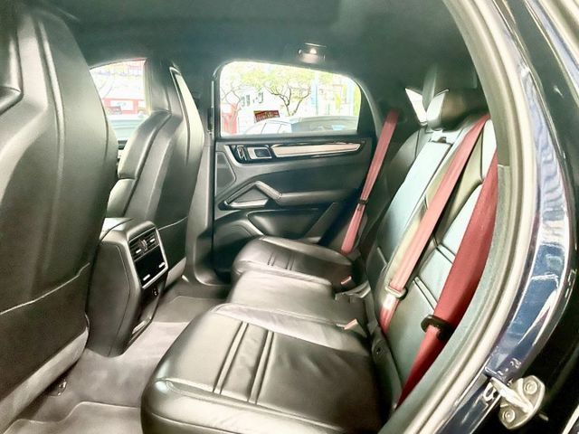 ✅跑車計時套件✅I KEY✅360環景✅全景天窗✅頭枕烙印✅红色安全带✅22寸鋁圈✅卡鉗選色✅四區恆溫  第14張相片