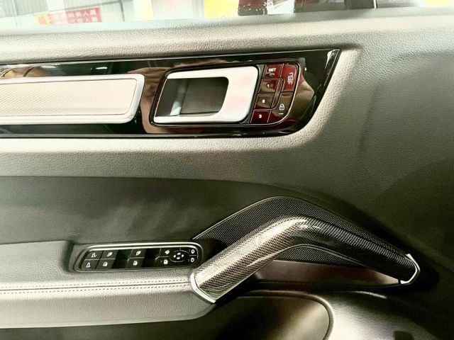 ✅跑車計時套件✅I KEY✅360環景✅全景天窗✅頭枕烙印✅红色安全带✅22寸鋁圈✅卡鉗選色✅四區恆溫  第16張相片