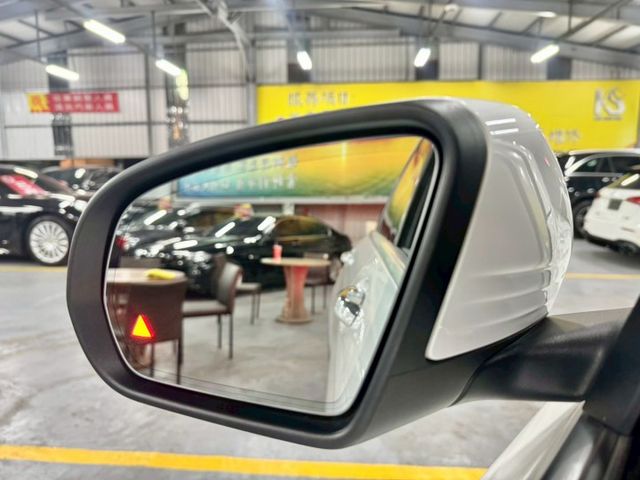 ✅未領牌✅腳踢尾門✅主動停車✅全景天窗✅360環景✅雙前電動記憶座椅✅停車雷達✅氣氛燈✅無線充電✅盲點✅CarPlay  第15張相片