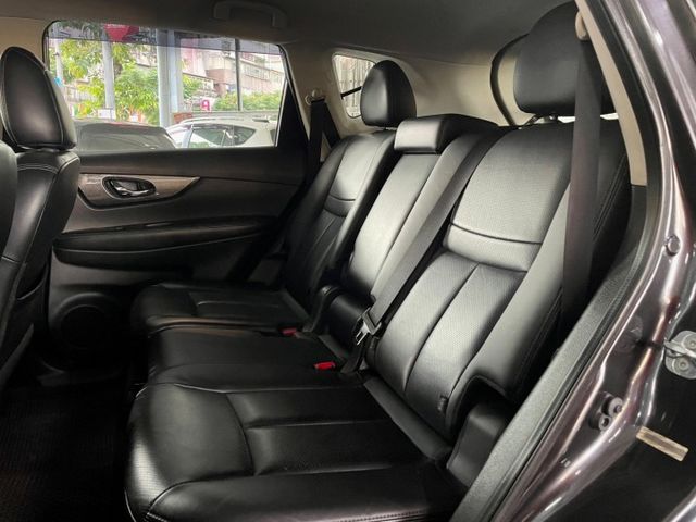 2.5豪華版 ✅LED頭燈 ✅定速 ✅倒車顯影 ✅衛星導航 ✅雙區恆溫 ✅電折後視鏡 ✅方向盤快控鍵  第12張相片