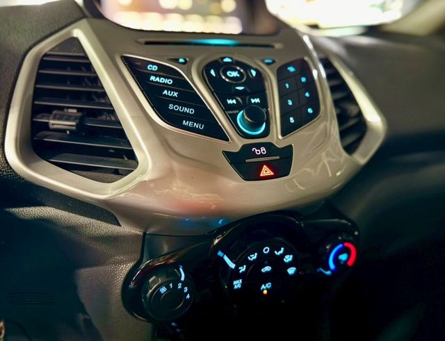 ✅僅跑六萬公里✅衛星導航✅數位電視 ✅循跡防滑 ✅斜坡起步輔助  第9張相片