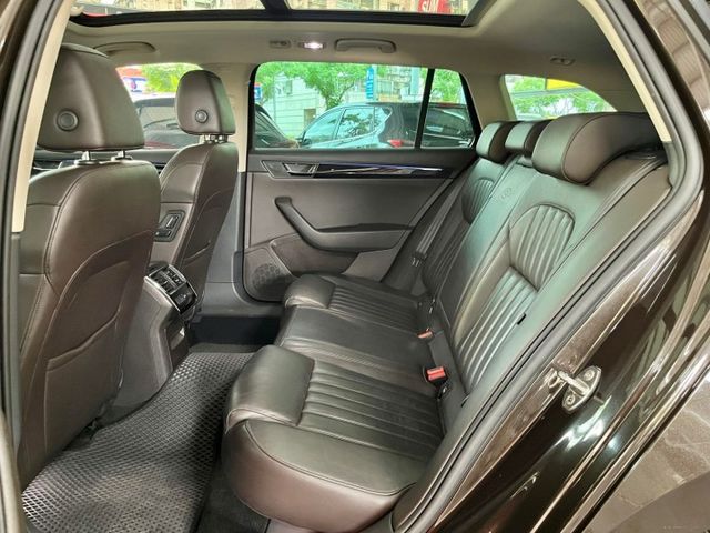 ✅定速✅倒車顯影✅恆溫空調✅循跡防滑✅全景天窗✅雙前電動座椅✅電動尾門  第13張相片