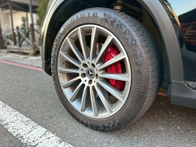 ✅AMG套件✅四輪驅動✅柏林之音✅主動停車輔助✅腳踢尾門✅全景天窗✅全車摸門開關✅360環景✅盲點偵測✅防追撞主動煞車  第19張相片