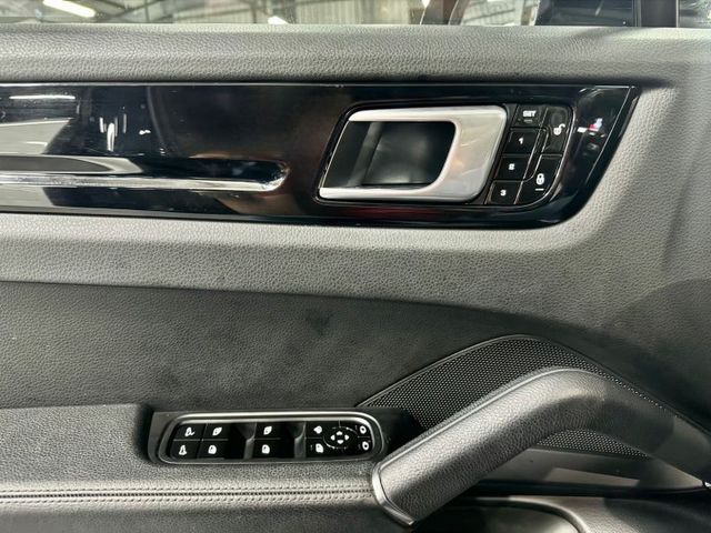 ✅選配21吋鋁圈 ✅跑車排氣 ✅免鑰匙 ✅倒車顯影 ✅衛星導航 ✅盲點偵測 ✅車道變換輔助 ✅換檔撥片 ✅駕駛座記憶座椅  第16張相片