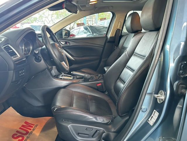 ✅定速✅恆溫空調✅導航✅倒車顯影✅天窗✅巡跡防滑✅駕駛座電動座椅✅後座出風口  第13張相片