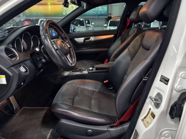 ✅倒車顯影✅雙區恆溫空調✅定速巡航✅HK音響✅天窗✅AMG運動化套件  第13張相片