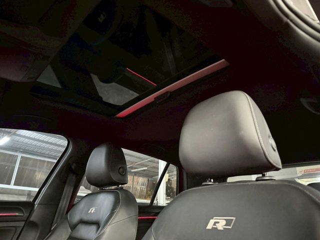 ✅R-Line套件✅升級鋁圈、排氣管✅恆溫空調✅倒車顯影✅定速✅導航✅天窗✅盲點偵測  第13張相片