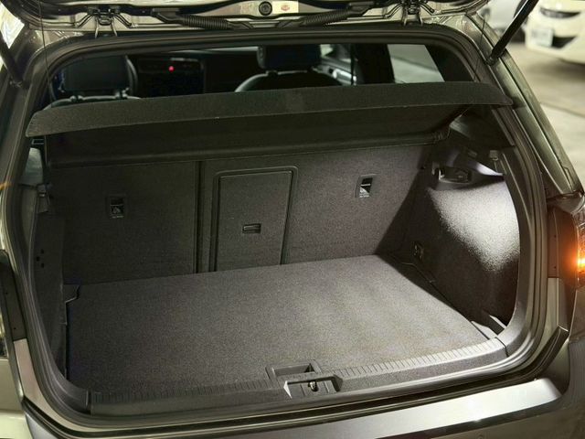 ✅R-Line套件✅升級鋁圈、排氣管✅恆溫空調✅倒車顯影✅定速✅導航✅天窗✅盲點偵測  第19張相片