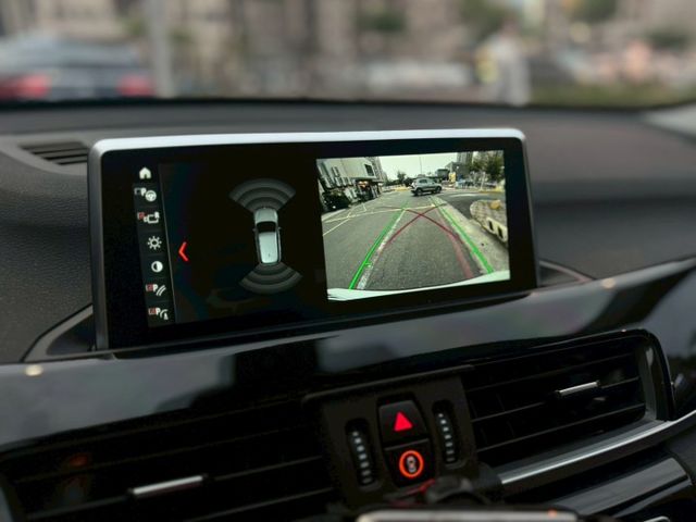SDRIVE 18i✅AEB自動煞車✅車道偏離警示✅抬頭顯示✅倒車顯影✅I KEY✅定速✅電動尾門✅雙區恆溫空調  第8張相片