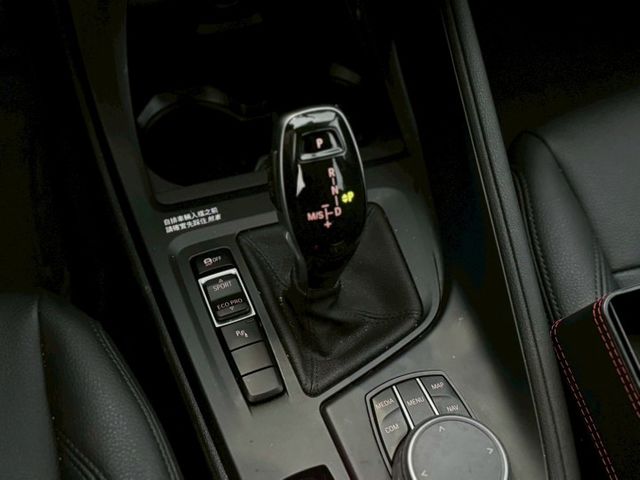 SDRIVE 18i✅AEB自動煞車✅車道偏離警示✅抬頭顯示✅倒車顯影✅I KEY✅定速✅電動尾門✅雙區恆溫空調  第10張相片