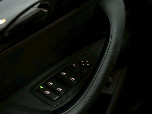 SDRIVE 18i✅AEB自動煞車✅車道偏離警示✅抬頭顯示✅倒車顯影✅I KEY✅定速✅電動尾門✅雙區恆溫空調  第12張相片