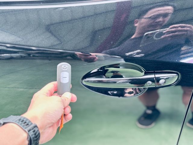 「線上影音賞車請點我！」頂級款，ＬＥＤ大燈，MRCC，超值配備，挑戰全網最低價，不用比價，錯過會後悔，現車超美夠辣夠綿！  第12張相片