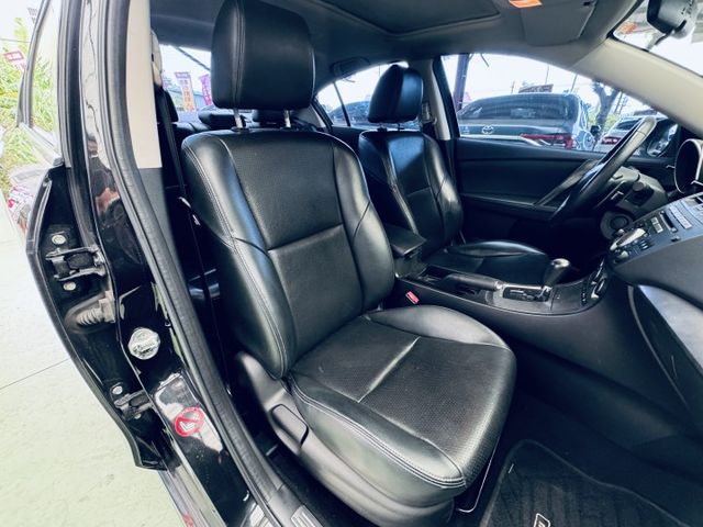 頂級IKEY，恆溫，撥片方向盤，天窗，現車超美，一手原鈑件好車，代步車高ＣＰ值首選，保證滿意  第16張相片
