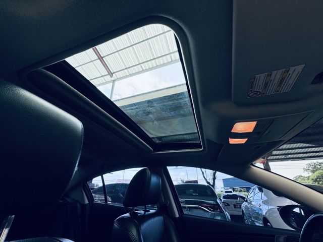 頂級IKEY，恆溫，撥片方向盤，天窗，現車超美，一手原鈑件好車，代步車高ＣＰ值首選，保證滿意  第18張相片