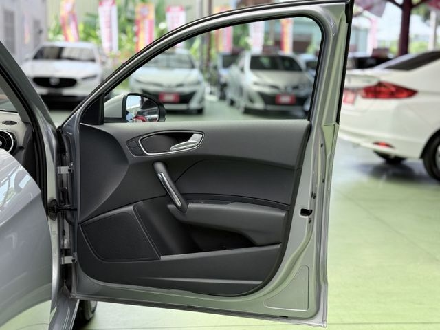 【線上影音賞車請點我】本店老闆娘座駕！全新變速箱，低稅金，超省油，性能絕佳，最佳低調奢華代表，YARIS的價格  第11張相片