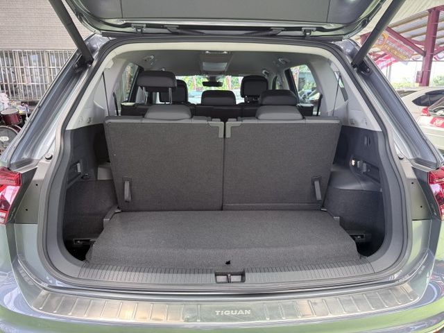 【線上影音賞車請點我】20Tiguan超稀有七人座，本店闆娘欽用車，絕對美車一部，超優惠釋出，試車即愛上，熱線上市中  第10張相片