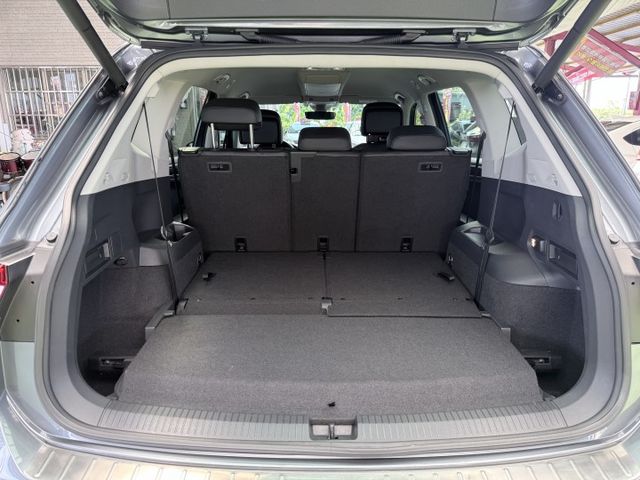 【線上影音賞車請點我】20Tiguan超稀有七人座，本店闆娘欽用車，絕對美車一部，超優惠釋出，試車即愛上，熱線上市中  第11張相片