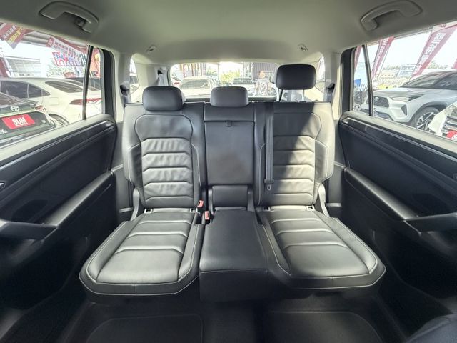 【線上影音賞車請點我】20Tiguan超稀有七人座，本店闆娘欽用車，絕對美車一部，超優惠釋出，試車即愛上，熱線上市中  第12張相片