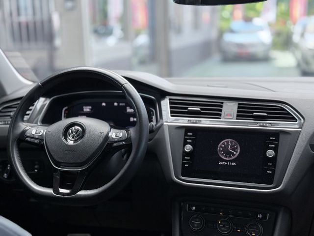 【線上影音賞車請點我】20Tiguan超稀有七人座，本店闆娘欽用車，絕對美車一部，超優惠釋出，試車即愛上，熱線上市中  第15張相片