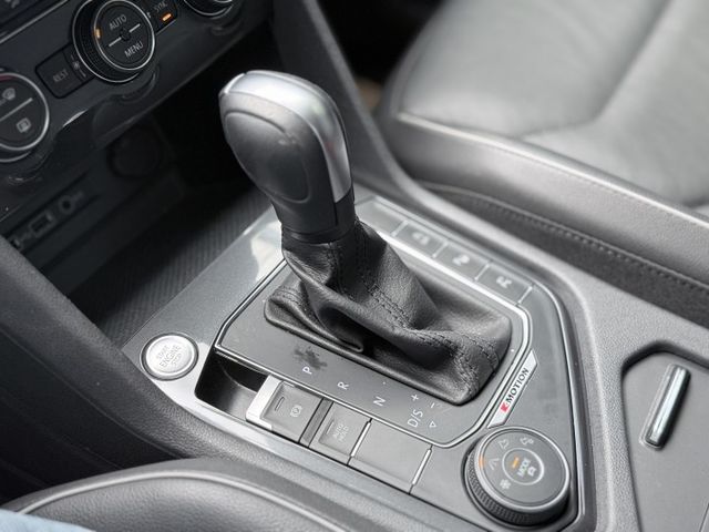 【線上影音賞車請點我】20Tiguan超稀有七人座，本店闆娘欽用車，絕對美車一部，超優惠釋出，試車即愛上，熱線上市中  第18張相片