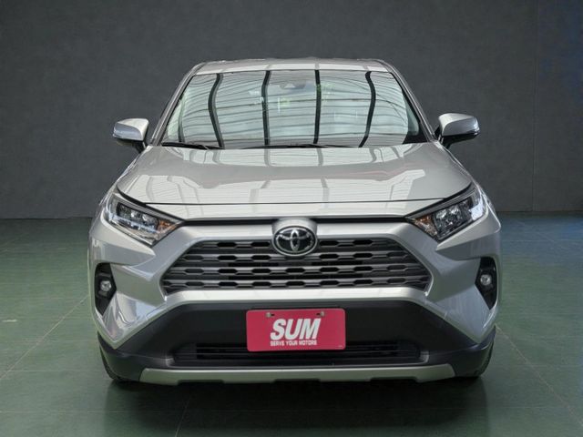 【線上影音賞車請點我】不管是家庭出遊，露營載滿，通勤代步，什麼角色都能勝任，RAV4在手，全世界你有！價格甜，先搶先贏喔  第2張相片