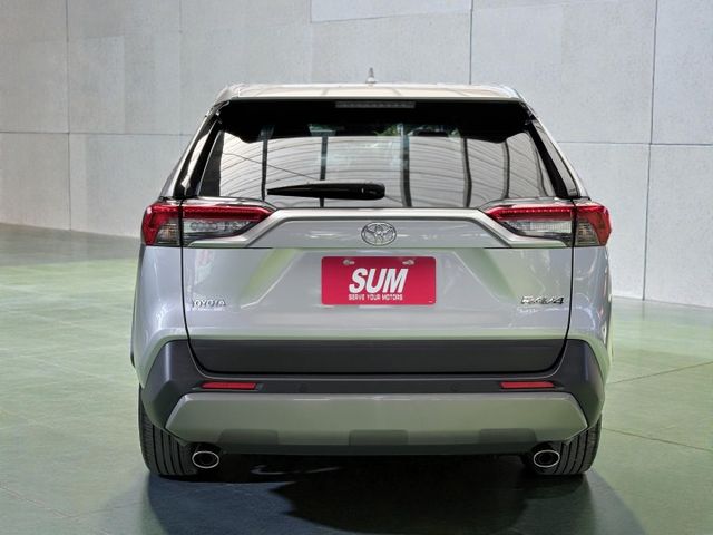 【線上影音賞車請點我】不管是家庭出遊，露營載滿，通勤代步，什麼角色都能勝任，RAV4在手，全世界你有！價格甜，先搶先贏喔  第4張相片