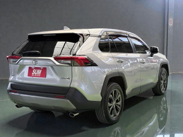 【線上影音賞車請點我】不管是家庭出遊，露營載滿，通勤代步，什麼角色都能勝任，RAV4在手，全世界你有！價格甜，先搶先贏喔  第5張相片