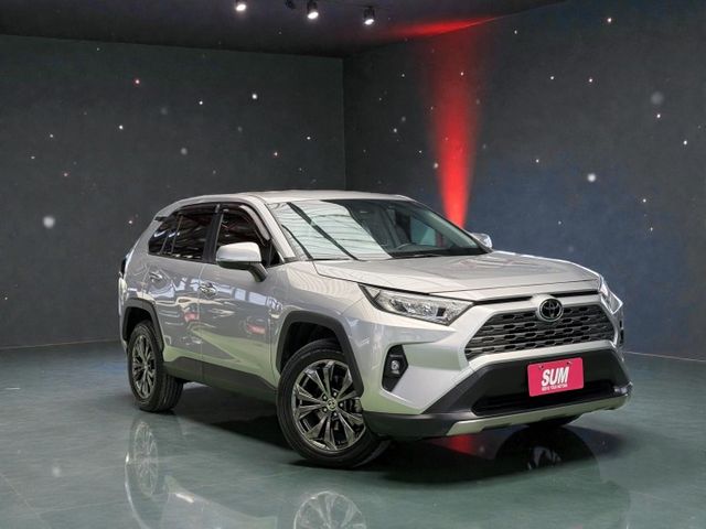 【線上影音賞車請點我】不管是家庭出遊，露營載滿，通勤代步，什麼角色都能勝任，RAV4在手，全世界你有！價格甜，先搶先贏喔  第6張相片