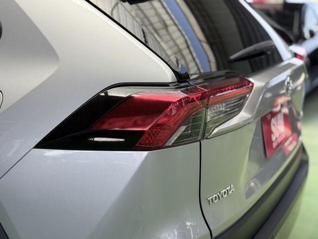 【線上影音賞車請點我】不管是家庭出遊，露營載滿，通勤代步，什麼角色都能勝任，RAV4在手，全世界你有！價格甜，先搶先贏喔  第8張相片