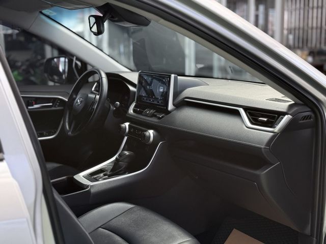 【線上影音賞車請點我】不管是家庭出遊，露營載滿，通勤代步，什麼角色都能勝任，RAV4在手，全世界你有！價格甜，先搶先贏喔  第10張相片