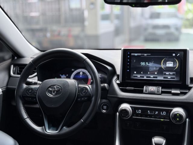 【線上影音賞車請點我】不管是家庭出遊，露營載滿，通勤代步，什麼角色都能勝任，RAV4在手，全世界你有！價格甜，先搶先贏喔  第11張相片