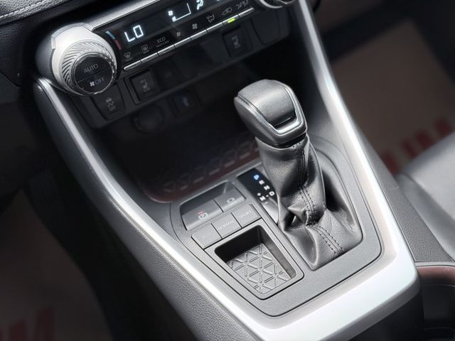 【線上影音賞車請點我】不管是家庭出遊，露營載滿，通勤代步，什麼角色都能勝任，RAV4在手，全世界你有！價格甜，先搶先贏喔  第12張相片