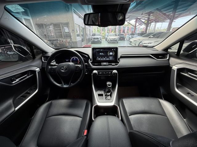 【線上影音賞車請點我】不管是家庭出遊，露營載滿，通勤代步，什麼角色都能勝任，RAV4在手，全世界你有！價格甜，先搶先贏喔  第13張相片