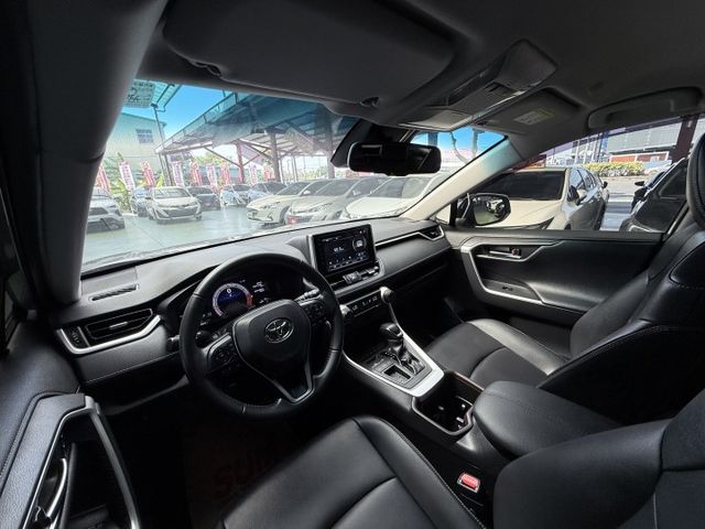 【線上影音賞車請點我】不管是家庭出遊，露營載滿，通勤代步，什麼角色都能勝任，RAV4在手，全世界你有！價格甜，先搶先贏喔  第14張相片