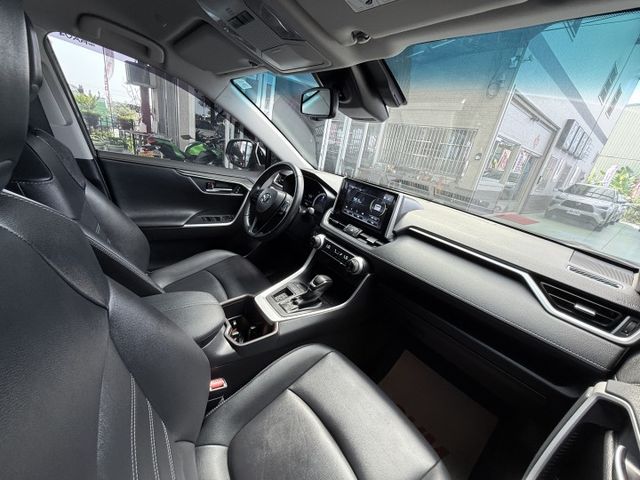 【線上影音賞車請點我】不管是家庭出遊，露營載滿，通勤代步，什麼角色都能勝任，RAV4在手，全世界你有！價格甜，先搶先贏喔  第15張相片