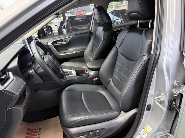 【線上影音賞車請點我】不管是家庭出遊，露營載滿，通勤代步，什麼角色都能勝任，RAV4在手，全世界你有！價格甜，先搶先贏喔  第16張相片