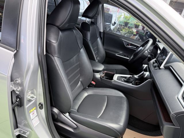 【線上影音賞車請點我】不管是家庭出遊，露營載滿，通勤代步，什麼角色都能勝任，RAV4在手，全世界你有！價格甜，先搶先贏喔  第17張相片