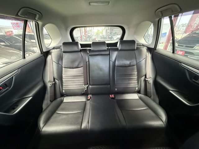 【線上影音賞車請點我】不管是家庭出遊，露營載滿，通勤代步，什麼角色都能勝任，RAV4在手，全世界你有！價格甜，先搶先贏喔  第18張相片