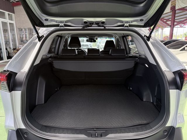 【線上影音賞車請點我】不管是家庭出遊，露營載滿，通勤代步，什麼角色都能勝任，RAV4在手，全世界你有！價格甜，先搶先贏喔  第20張相片