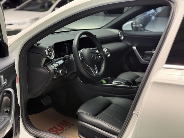 【線上影音賞車請點我】極致時尚，搭配雙大螢幕，科技與質感並存，讓你花國產車的價格就能擁有高級Ａ200，心動價優惠中！  第9張相片