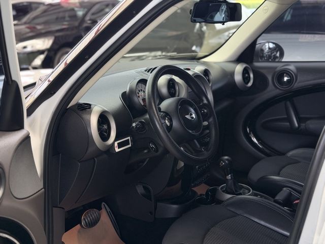 【線上影音賞車請點我】頂級四驅，經典英倫雙色，里程低，車況絕佳，開出門就是焦點，歡迎預約賞車！  第9張相片