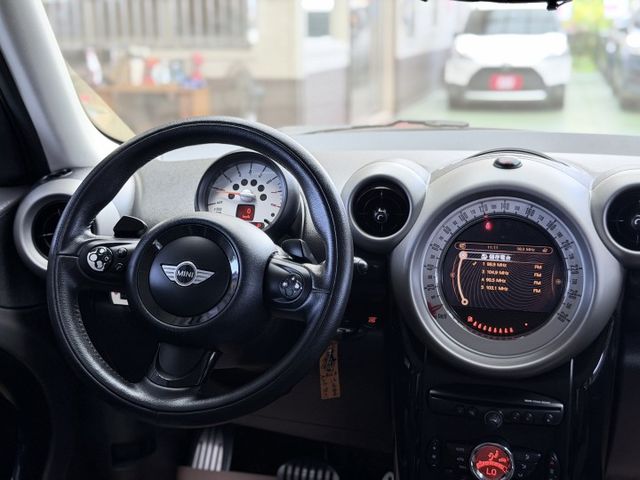 【線上影音賞車請點我】頂級四驅，經典英倫雙色，里程低，車況絕佳，開出門就是焦點，歡迎預約賞車！  第11張相片