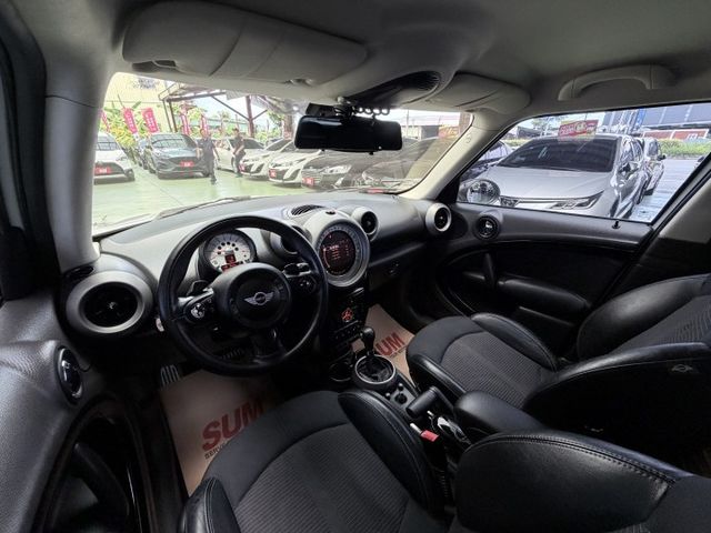 【線上影音賞車請點我】頂級四驅，經典英倫雙色，里程低，車況絕佳，開出門就是焦點，歡迎預約賞車！  第14張相片
