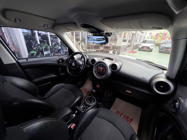 【線上影音賞車請點我】頂級四驅，經典英倫雙色，里程低，車況絕佳，開出門就是焦點，歡迎預約賞車！  第15張相片