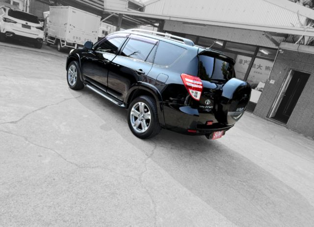 2.4G尊貴版/天窗/定速/倒顯/恆溫/18吋鋁圈/電動座椅/行車電視/側邊登車踏板/加寬輪拱  第4張相片