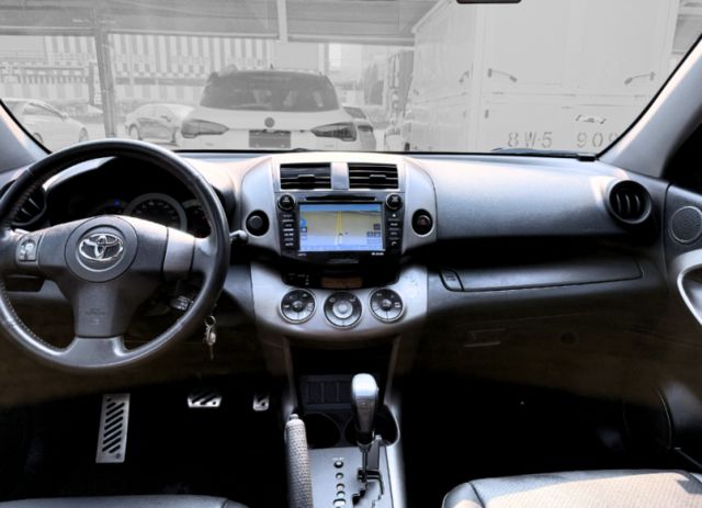 2.4G尊貴版/天窗/定速/倒顯/恆溫/18吋鋁圈/電動座椅/行車電視/側邊登車踏板/加寬輪拱  第11張相片