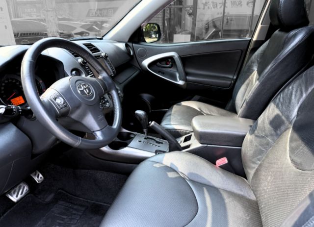 2.4G尊貴版/天窗/定速/倒顯/恆溫/18吋鋁圈/電動座椅/行車電視/側邊登車踏板/加寬輪拱  第13張相片